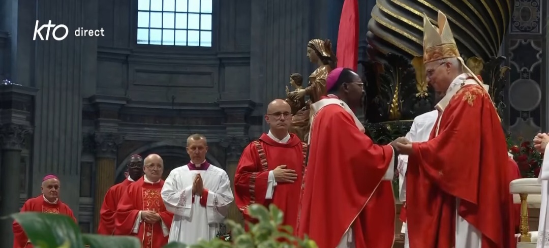 Mgr Isaac Jogues Gaglo reçoit son pallium