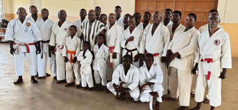 Vue d'ensemble de la délégation de la FTK, des stagiaires et du secrétaire général de la préfecture de Cinkasse en tenue traditionnelle
