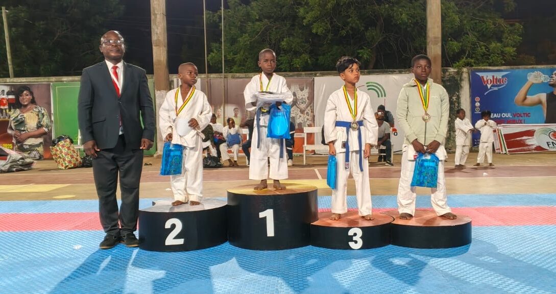 Le 1er vice-president de la FTK,shihan D' Almeida (gauche en costume)a remis les prix aux lauréats poussins 6 -7ans en kata