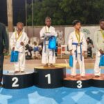 Le 1er vice-president de la FTK,shihan D' Almeida (gauche en costume)a remis les prix aux lauréats poussins 6 -7ans en kata