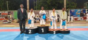 Le 1er vice-president de la FTK,shihan D' Almeida (gauche en costume)a remis les prix aux lauréats poussins 6 -7ans en kata