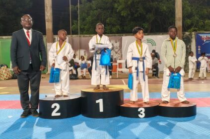Le 1er vice-president de la FTK,shihan D' Almeida (gauche en costume)a remis les prix aux lauréats poussins 6 -7ans en kata