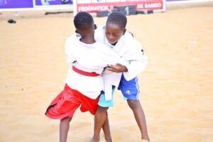 Une séquence de combat des enfants