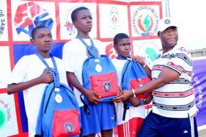Remise des kits scolaires aux jeunes par le président de la FETOS, Tony Ayité Anenou