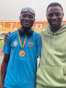 Tchao Essohanam Gabin et Abdul-Fahd Fofana, le ministre délégué chargé de la Jeunesse et des Sports
