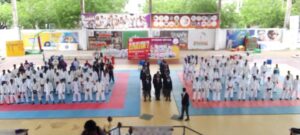 Vue d’ensemble des athlètes et des arbitres en costumes noires au milieu