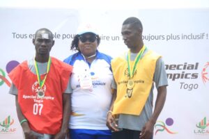 Photo du podium Cyclisme avec la présidente du Conseil d’administration de special Olympics Lieutenant Colonel Dr Codjia Abla Vinyo