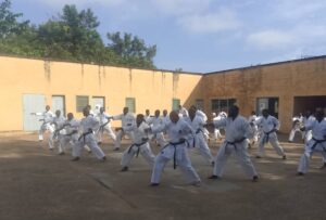 Les stagiaires en mouvement de coup de poings directs