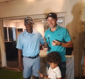 le président du Golf Club du Togo, Kpade Temissan Junior avec le vainqueur du concours de Putt Oula Miguel